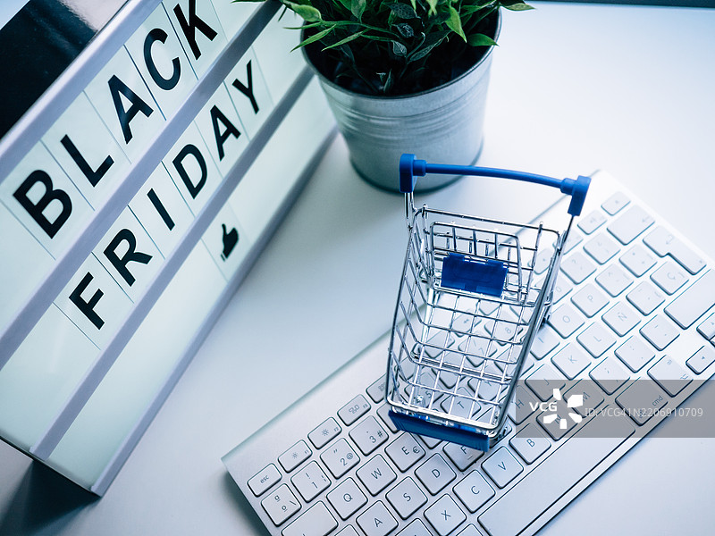 黑色星期五购物概念，配有迷你购物车和键盘图片素材