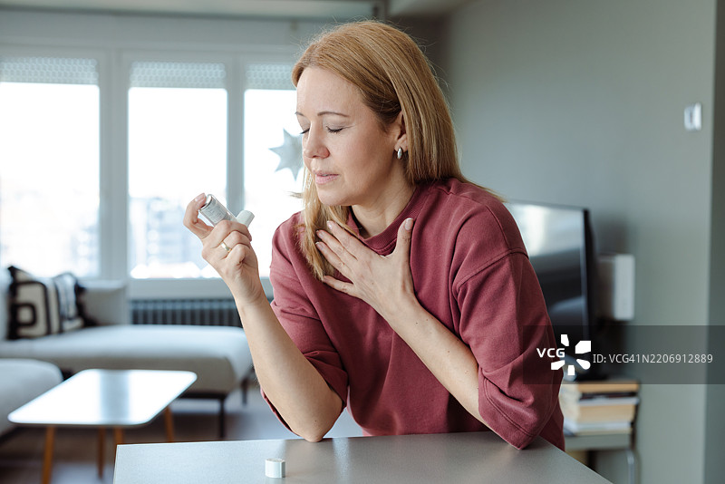 女性在家中使用吸入器图片素材