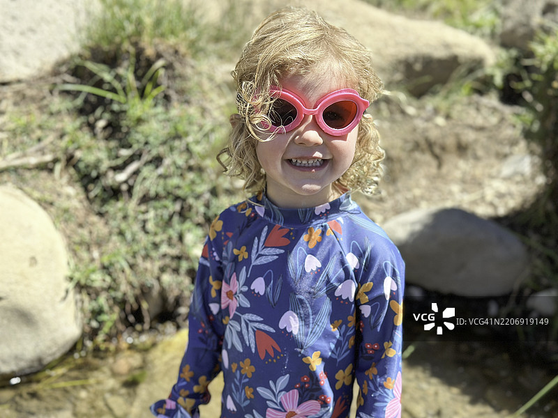 妈妈和幼儿的夏季自拍图片素材