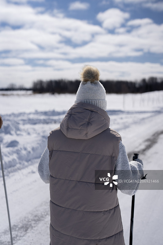 滑雪者在雪景小径上的背影图片素材