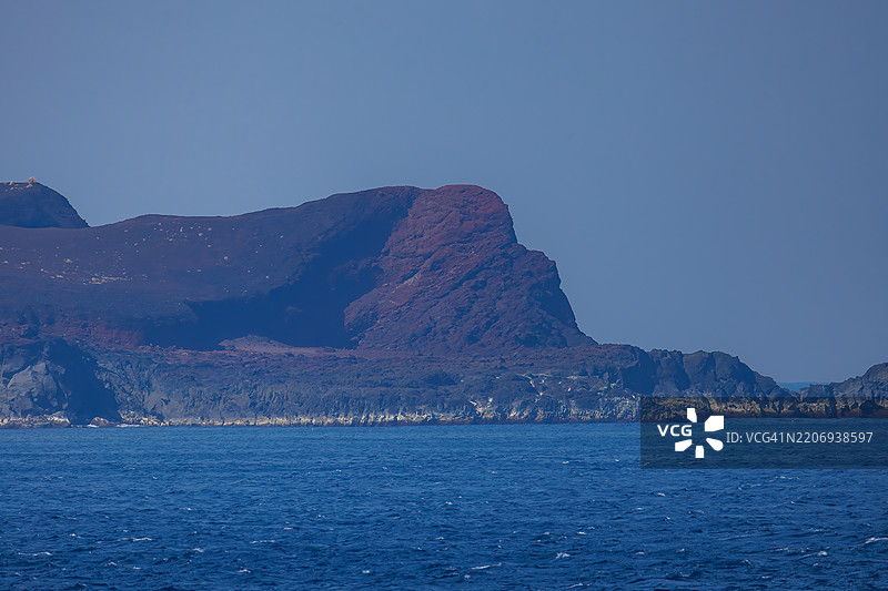 我们到达了三宅岛，这是一座位于伊豆群岛南部海洋中央的孤立岛屿。三宅岛是该群岛中最活跃的火山岛。岛上由新鲜的熔岩形成，提供了独特的自然环境。图片素材