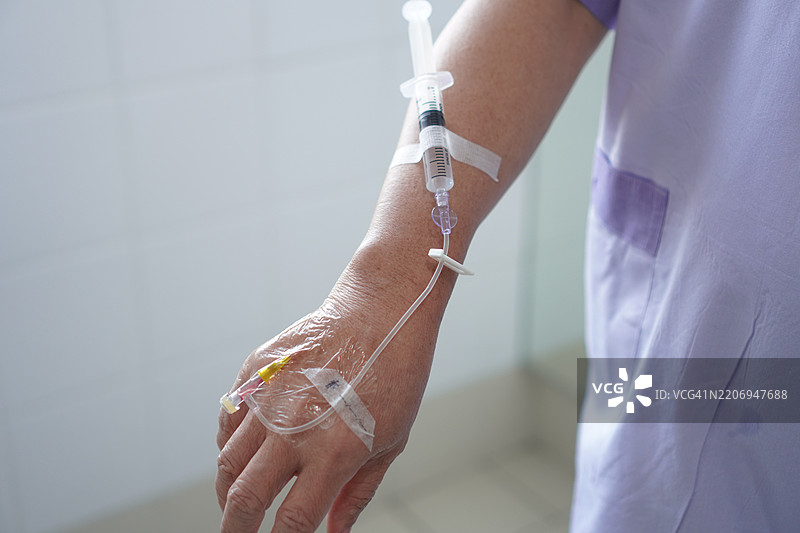 医院中小儿患者手部注入的静脉输液生理盐水图片素材