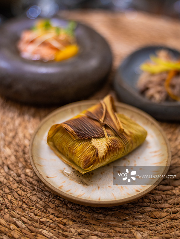 乡村风格盘子上的美味三道菜餐。图片素材