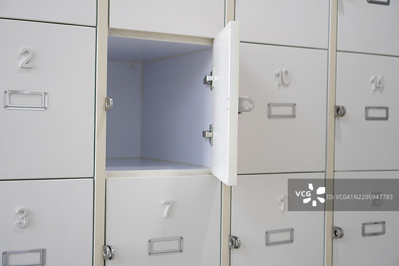 打开储物柜图片素材