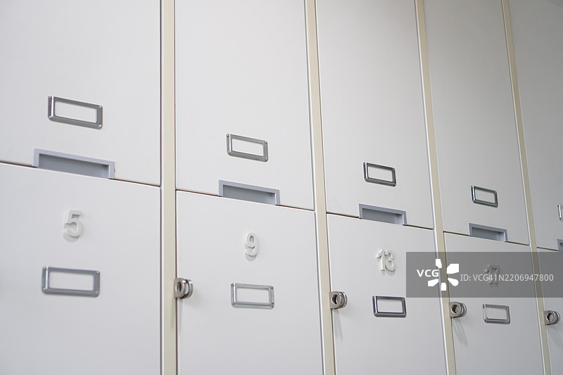 打开储物柜图片素材