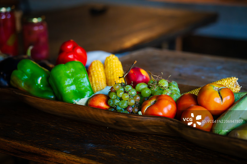 新鲜蔬菜和水果的木碗图片素材