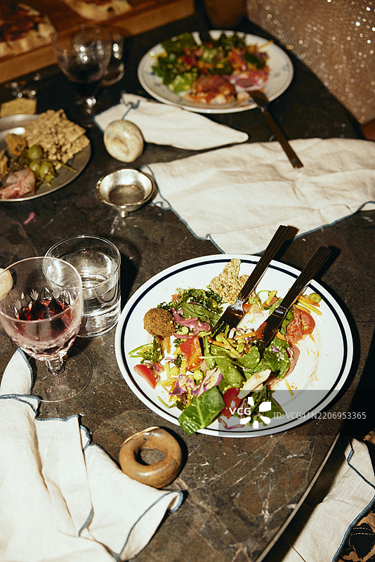 晚宴派对上的餐桌上摆放着一盘沙拉图片素材
