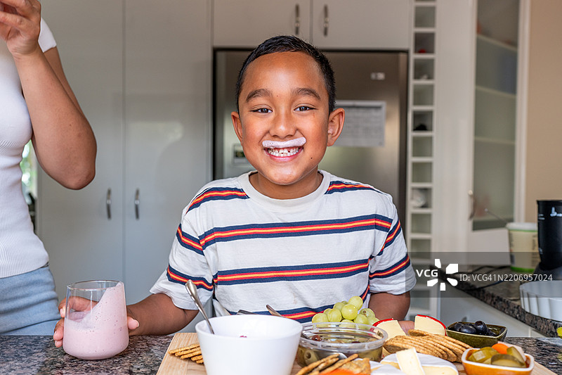 太平洋岛屿的孩子微笑着，嘴角挂着奶昔胡子图片素材