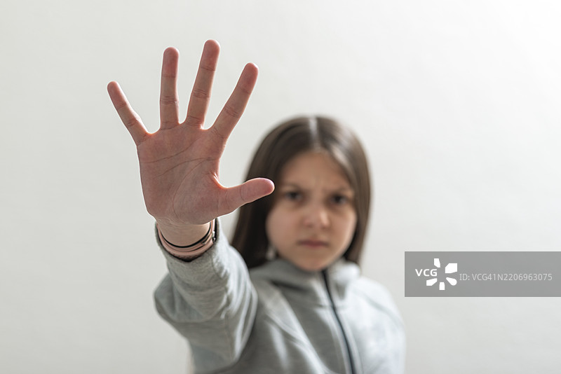 青春女孩做出停止手势图片素材