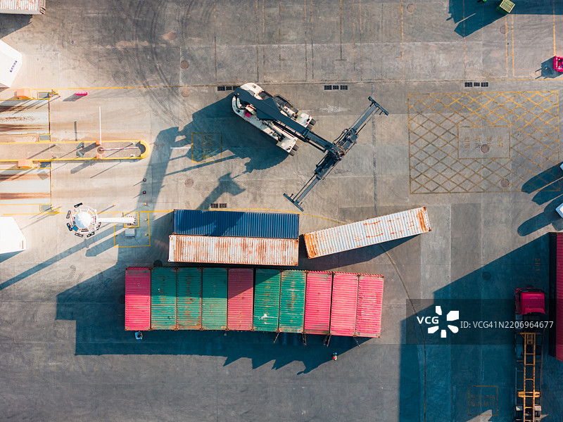 集装箱叉车正在移动集装箱图片素材