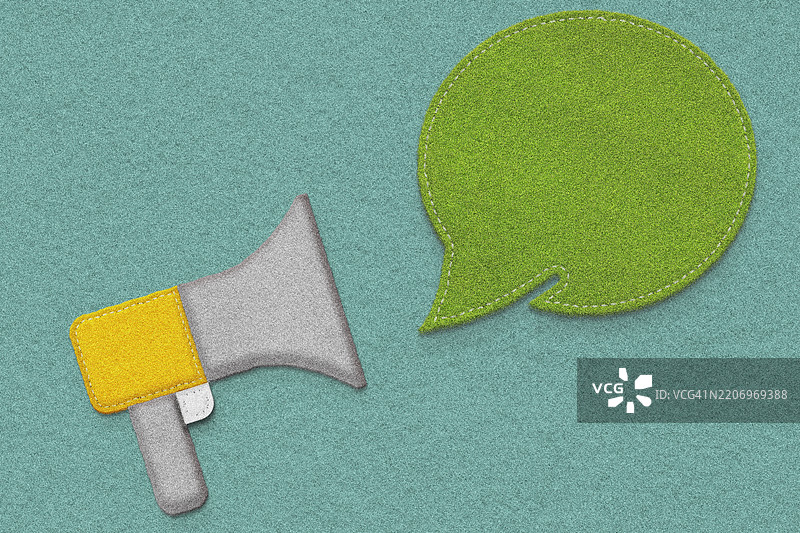 纸艺手握着扩音器。图片素材