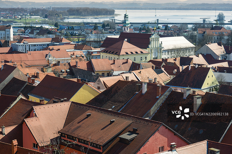 斯洛文尼亚普图伊的屋顶城市景观图片素材