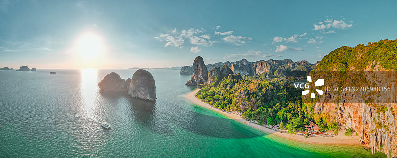 一幅美丽的航拍图，展示了泰国的帕南海滩和莱利海滩。图片素材