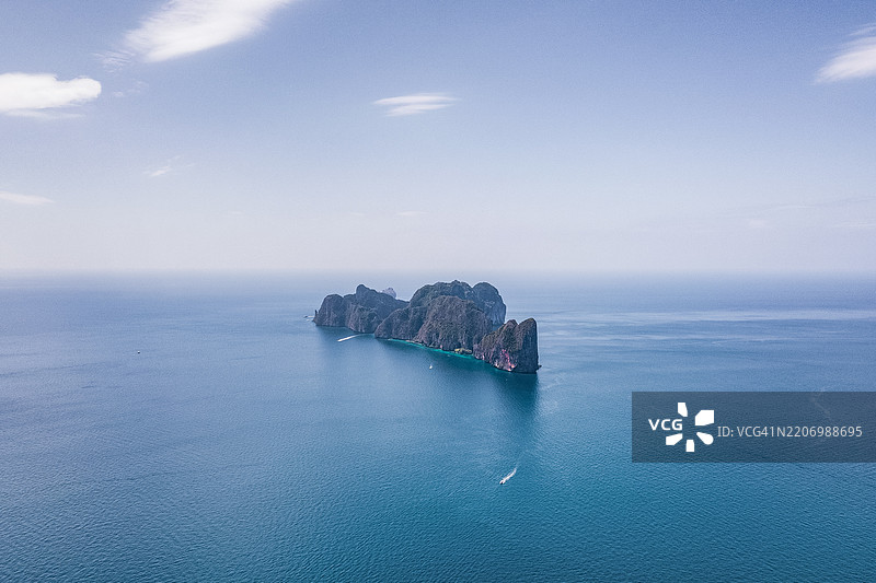 从上方俯瞰泰国甲米的皮皮岛，玛雅湾，海滩和安达曼海被郁郁葱葱的山脉环绕。图片素材