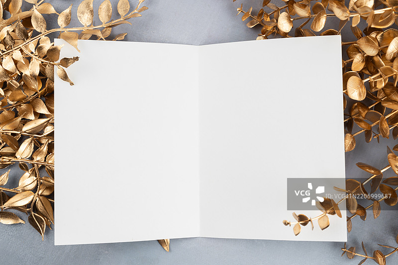 空白卡片与金色叶子，平铺展示。图片素材