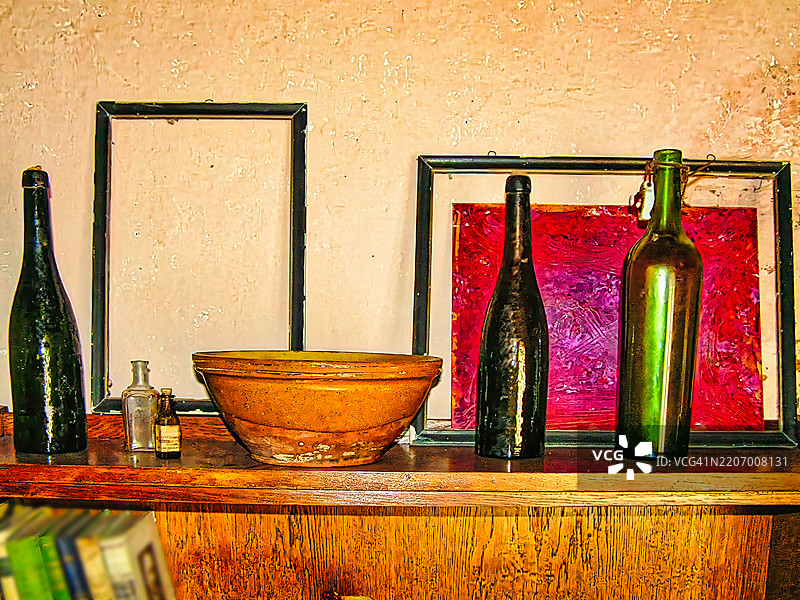 静物画：瓶子与框架图片素材