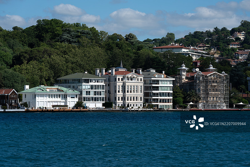 博斯普鲁斯海峡山坡上的阳光别墅图片素材