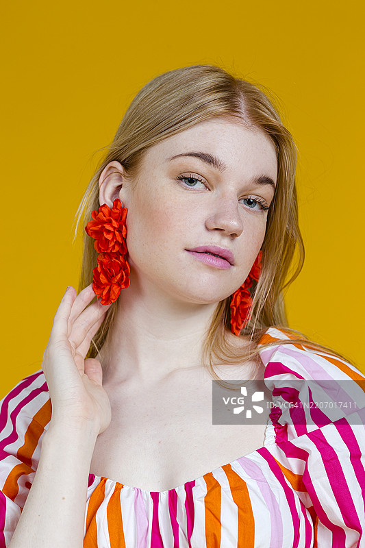 时尚女性站在简单背景前图片素材