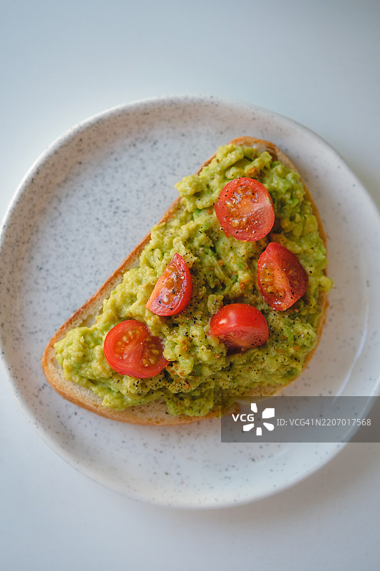 鳄梨泥和樱桃番茄的吐司图片素材