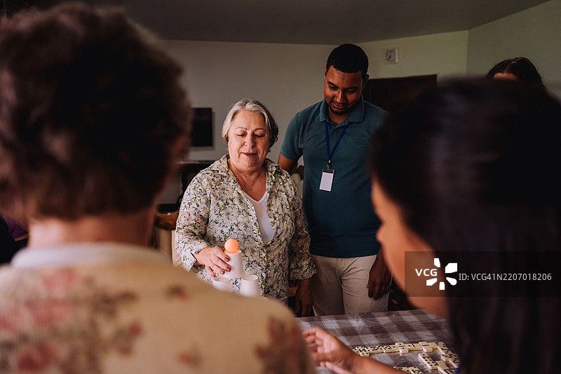 志愿者在养老院对老年女性恶作剧图片素材