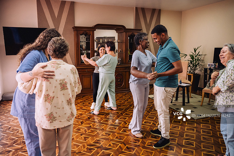 志愿者在养老院与老人们共舞图片素材