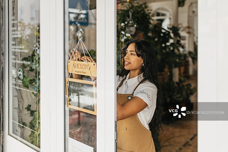 女性开店，热情欢迎顾客的标语图片素材