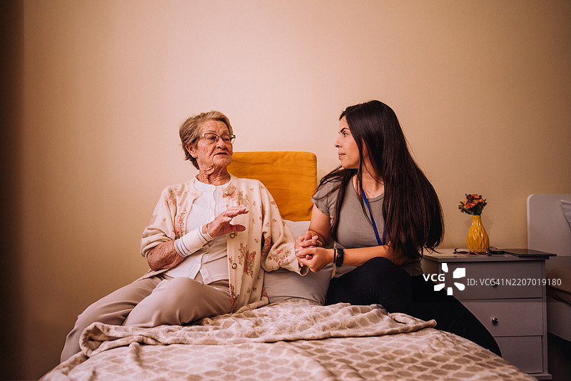 志愿者与老年人交谈图片素材