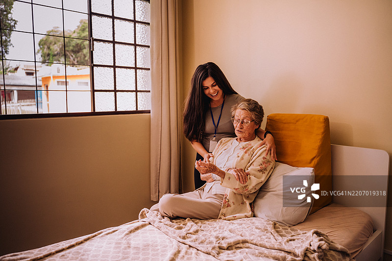 志愿者与老年人交谈图片素材