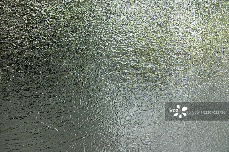 一块玻璃表面上布满了水滴图片素材