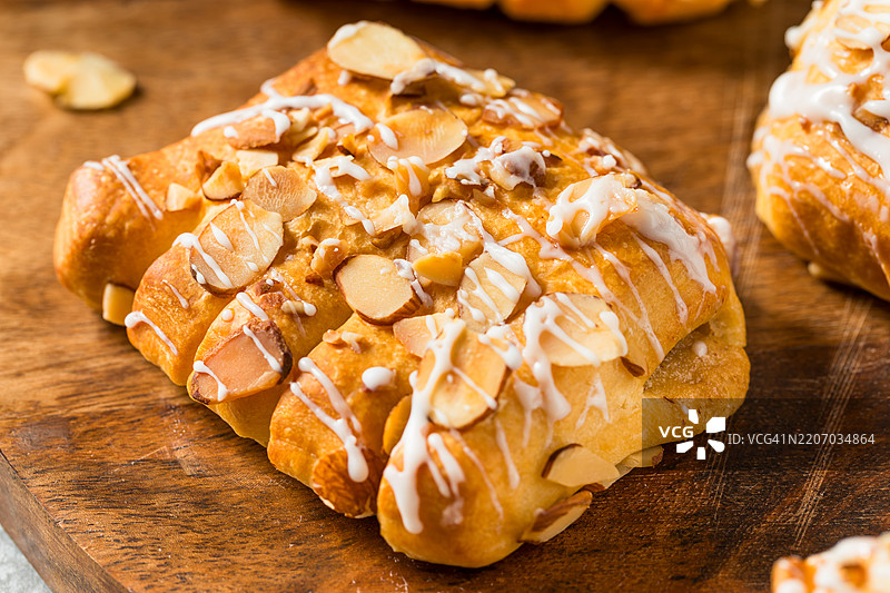 切菜板上的面包特写，美国，USA图片素材