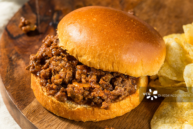 桌子上的汉堡特写与薯条，美国，USA图片素材
