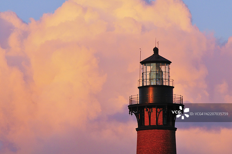 库里塔克海滩灯塔在日落时分，云中泛着阿尔卑斯光辉图片素材