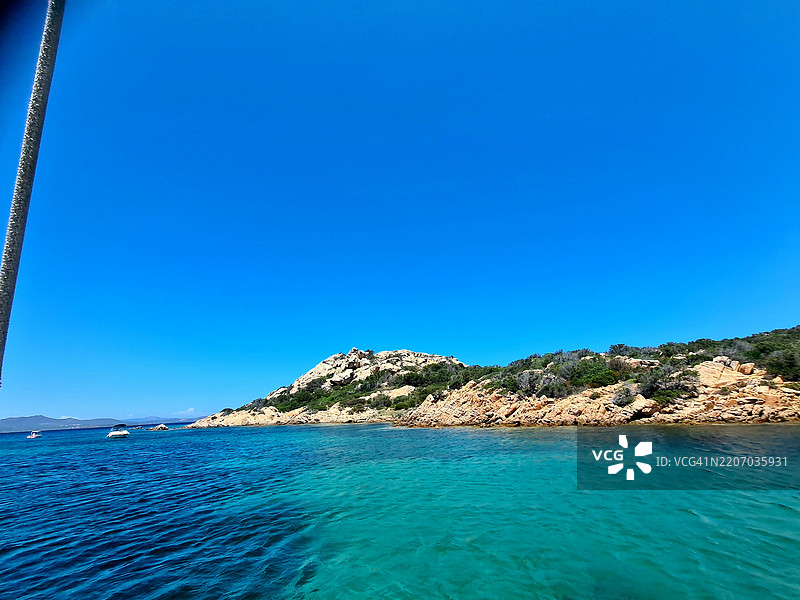 清澈蓝天映衬下的海洋美景图片素材