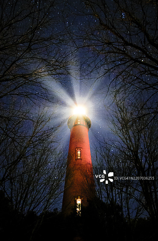 库里塔克海滩灯塔照亮外滩星空图片素材