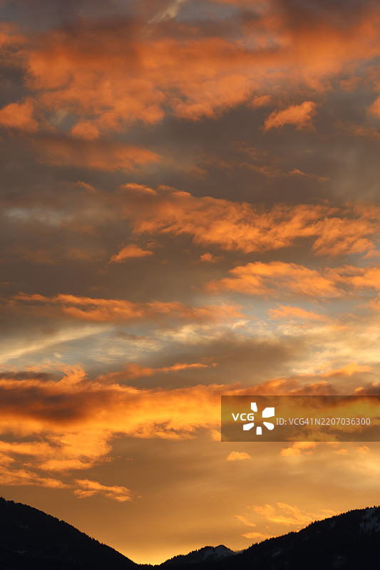 橙色日出天空下山脉轮廓的美丽景色图片素材