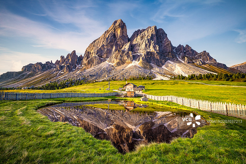 湖泊和山脉在天空下的美丽景色图片素材