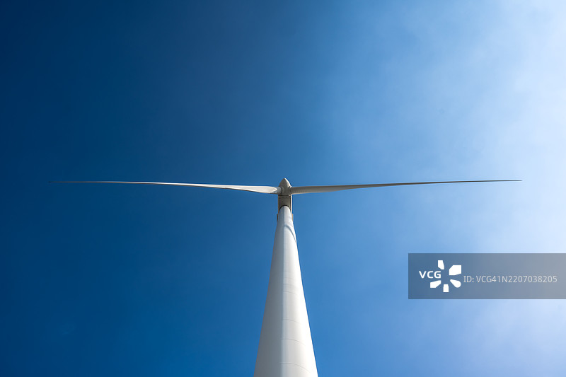 低角度视图的风车与蓝天相映成趣图片素材