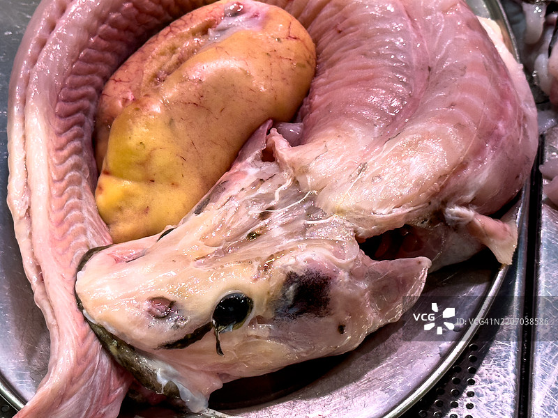 市场上的剥皮鱼。图片素材