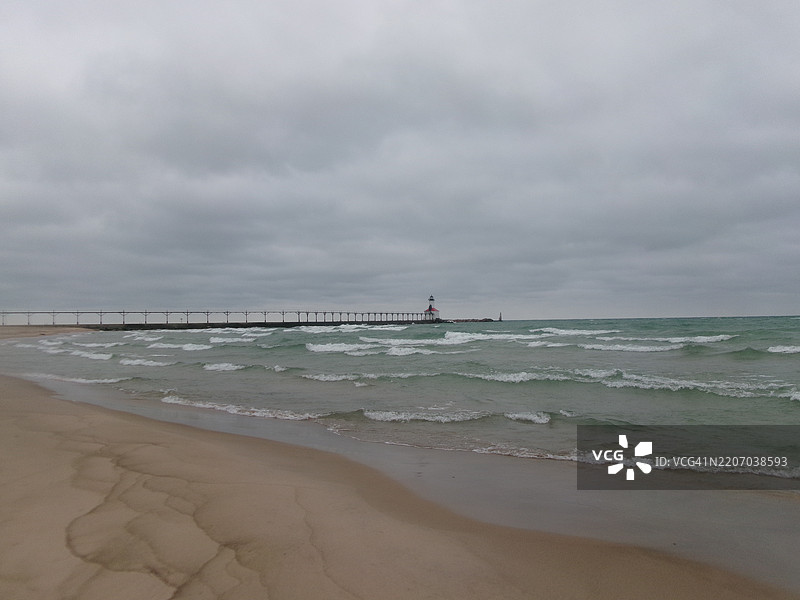 在美国印第安纳州密歇根城的华盛顿公园海滩拍摄的密歇根湖照片图片素材