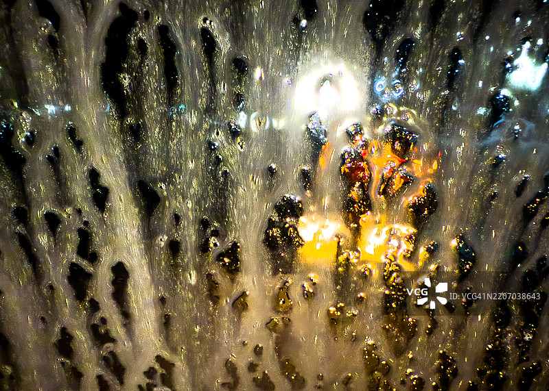 从飞机窗户向外看，正在进行除冰作业图片素材