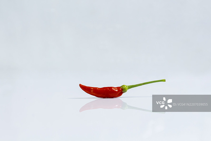红辣椒特写，背景为白色图片素材