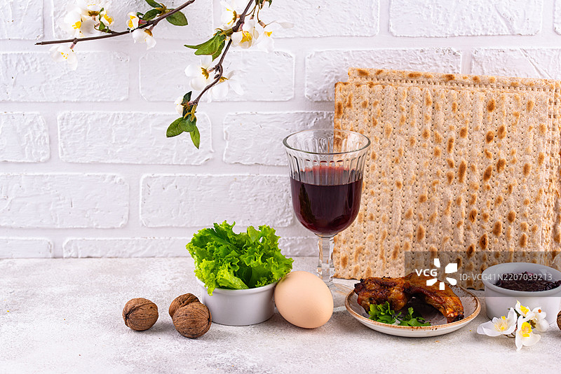 传统逾越节的塞德盘，配有象征性的食物，象征着犹太节日逾越节图片素材