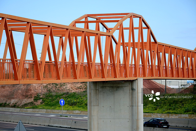 蒙卡达镇高速公路上的行人和自行车步道。图片素材