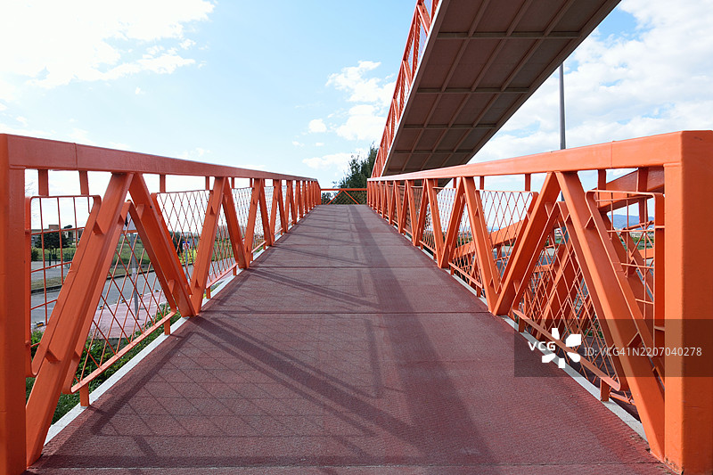 蒙卡达镇高速公路上的行人和自行车步道。图片素材