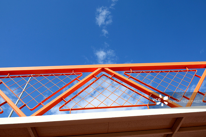 蒙卡达镇高速公路上的行人和自行车步道。图片素材