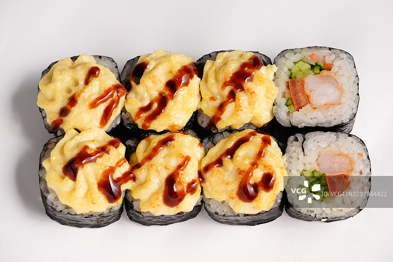 美味的奶酪酱烤寿司卷，背景为白色图片素材