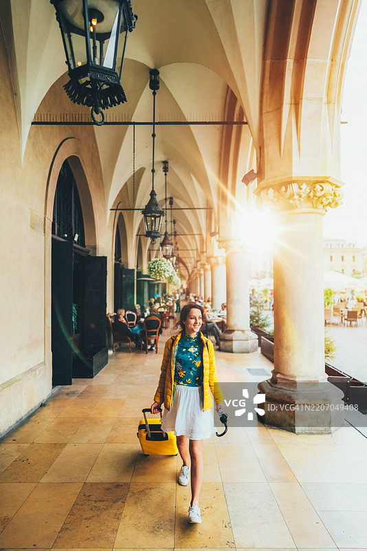 游客抵达克拉科夫历史悠久的市场广场图片素材