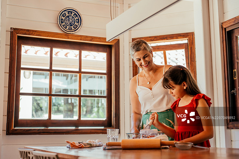 母女一起准备蛋糕图片素材