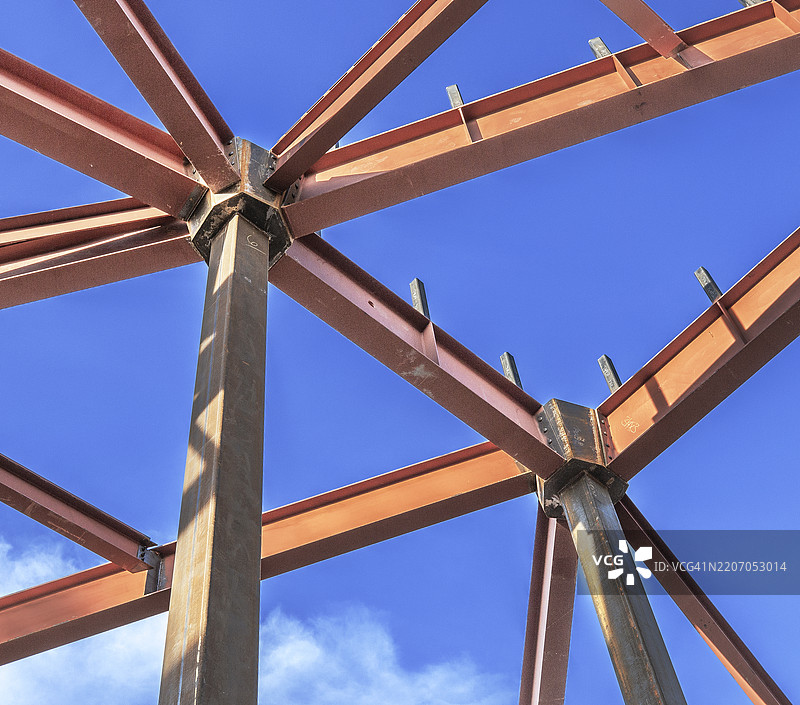 工业建筑施工中的钢制I型梁连接特写图片素材