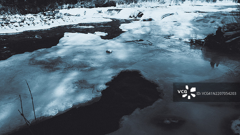 斯洛伐克的冰冻湖泊高角度视图图片素材